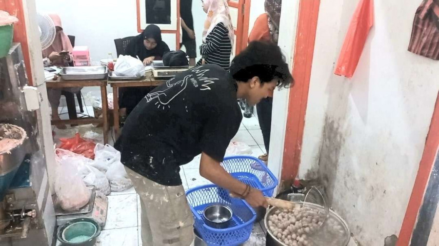 Jasa Penggilingan Daging Laris Manis Jelang Idulfitri, Omzet Melonjak Hingga 50 Persen