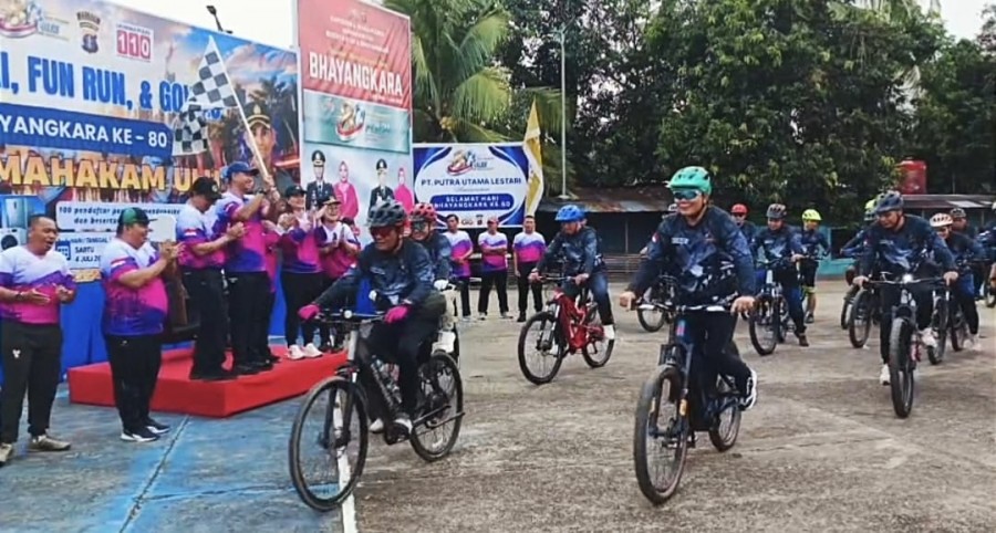 Kapolres Mahulu melepas peserta fun bike dalam rangka memeriahkan Hari Bhayangkara ke-80 di Alun-alun Ujoh Bilang, Sabtu (28/6/2026). Kegiatan ini menjadi ajang mempererat sinergi Polri, pemerintah daerah, dan masyarakat melalui olahraga serta gaya hidup