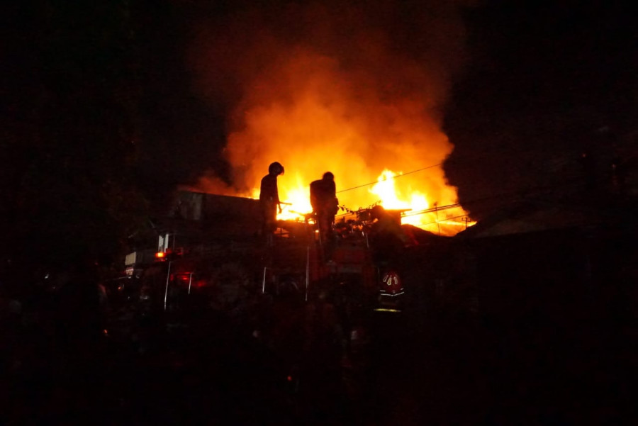Kebakaran besar yang melanda di pemukiman padat penduduk di balakang GOR Segiri Rabu (5/8/2020). (Foto:Nancy/korankaltim.com)