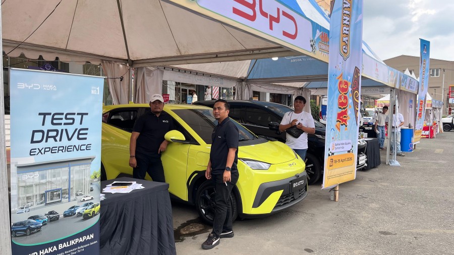 Mobil BYD, perusahaan otomotif asal China yang berfokus pada produksi kendaraan listrik, dipamerkan dalam ajang ACC Carnival Samarinda. (Ayu/KoranKaltim.com)