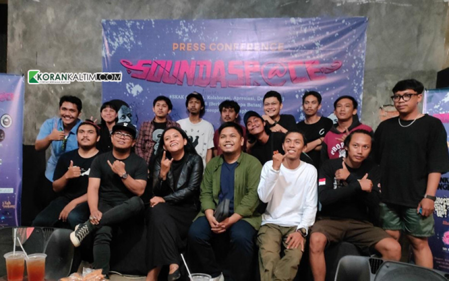 Seluruh pihak yang berkolaborasi serta perwakilan dari band-band yang bakal tampil pada gigs Soundaspace usai technical meeting di Kedai Kami, Minggu (29/5/2022). (Foto: Reza Fahlevi/Korankaltim.com)