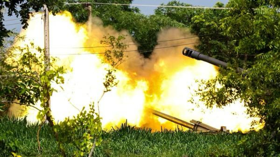 Kendaraan perang militer Thailand melepaskan tembakan ke Kamboja. (Foto: REUTERS/Athit Perawongmetha)