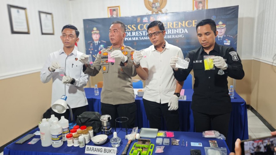 Kapolsek Samarinda Sebrang saat memegang barang Bukti narkotika jenis teblet dan bahan baku pembuatan nya (Adnan Abdul/korankaltim)