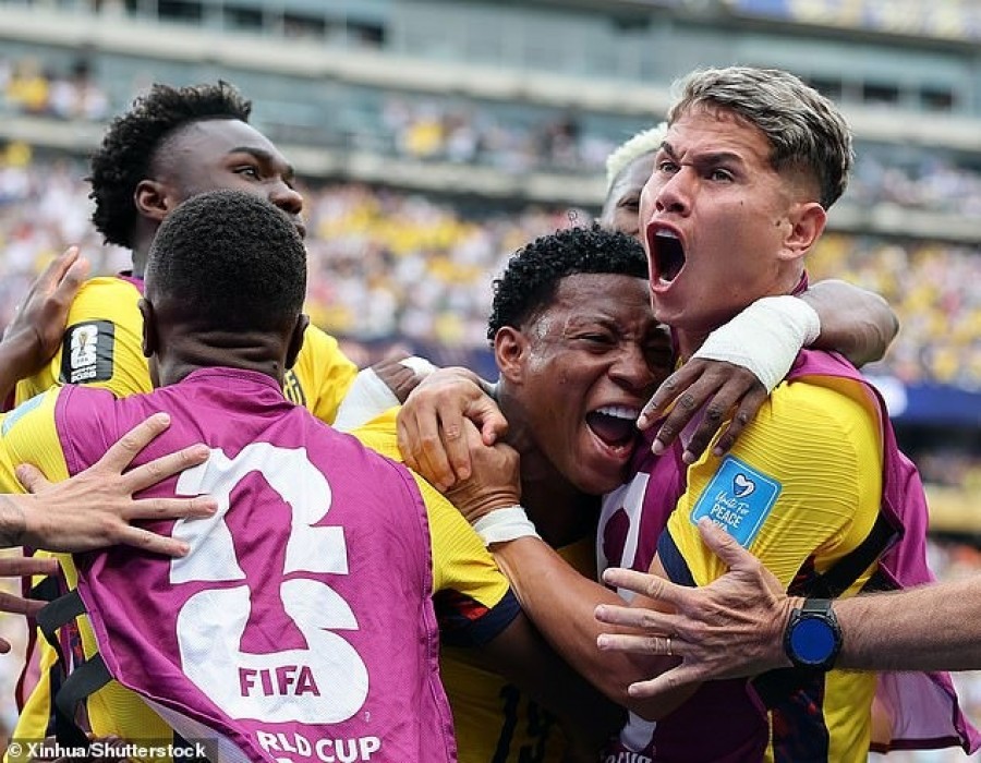 Kegembiraan pemain Ekuador yang memastikan diri lolos ke babak kedua setelah mengalahkan Jerman 2-1 pagi tadi. (Foto: Reuters)