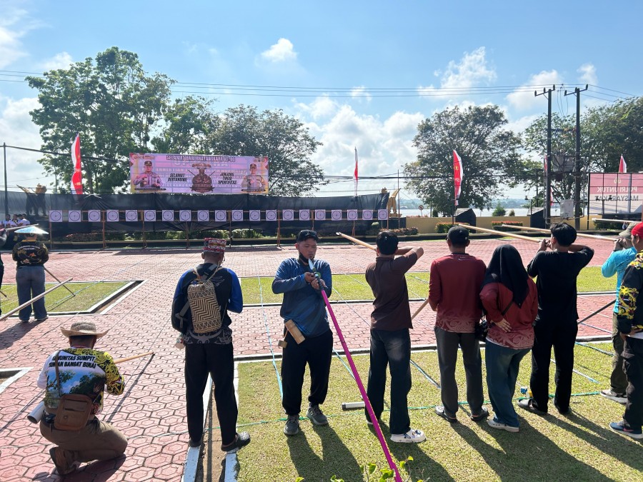keseruan lomba sumpit yang digelar Polres Kukar dalam rangkaian perayaan HUT 80 Bhayangkara (heri/korankaltim.com)