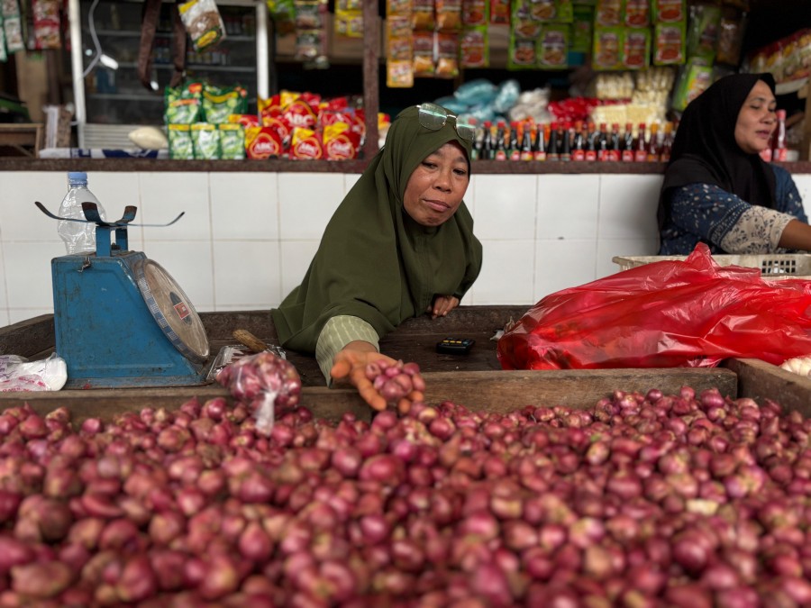 Pelaksanaan operasi pasar sembako di Pasar Induk Nenang, Kecamatan Penajam pada pagi hari, Minggu (17/5/2026). (Foto: Dok.Disprindagkop PPU)