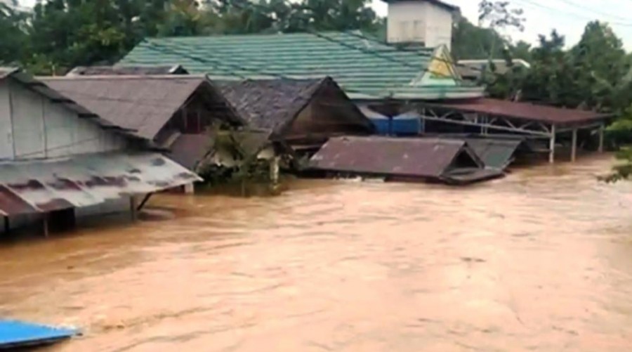 Banjir Setinggi Atap Rumah Warga Terjang Kabupaten Balangan di Kalimantan Selatan