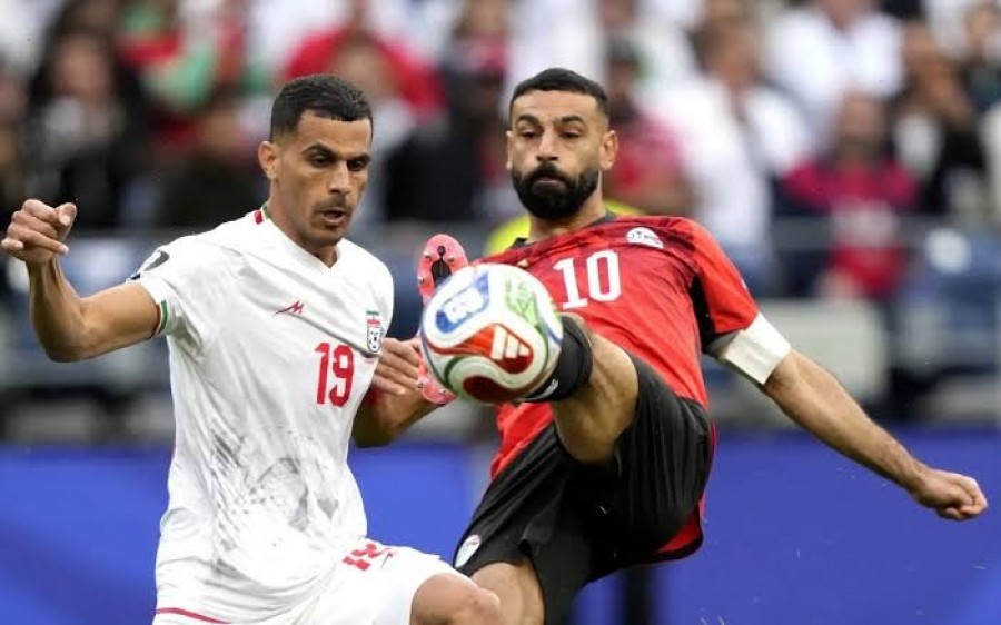 Mohamed Salah (kanan), kapten Mesir yang tak bisa melanjutkan laga hingga tuntas karena cedera saat menghadapi Iran siang tadi. (reuters)