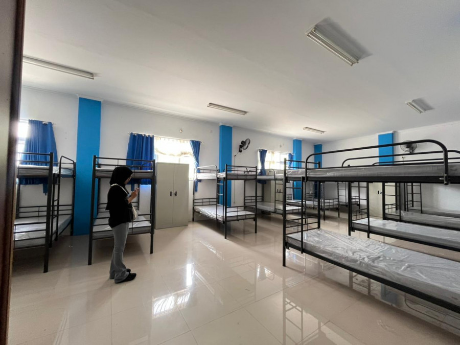 Salah satu ruang asrama di Sekolah Rakyat BPMP Kaltim yang dilengkapi tempat tidur susun dan lemari untuk siswa, siap digunakan saat MPLS dimulai 15 Agustus 2025 (Ayu/KoranKaltim.com)
