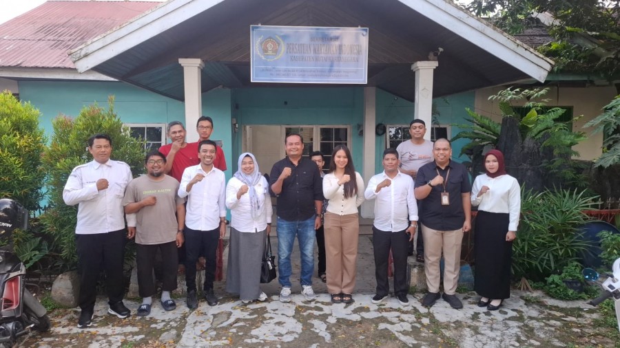 Bawaslu konsolidasi demokrasi dengan PWI Kukar di Jalan Lais, Kecamatan Tenggarong. (Foto: Muhammad Anshori/KoranKaltim)