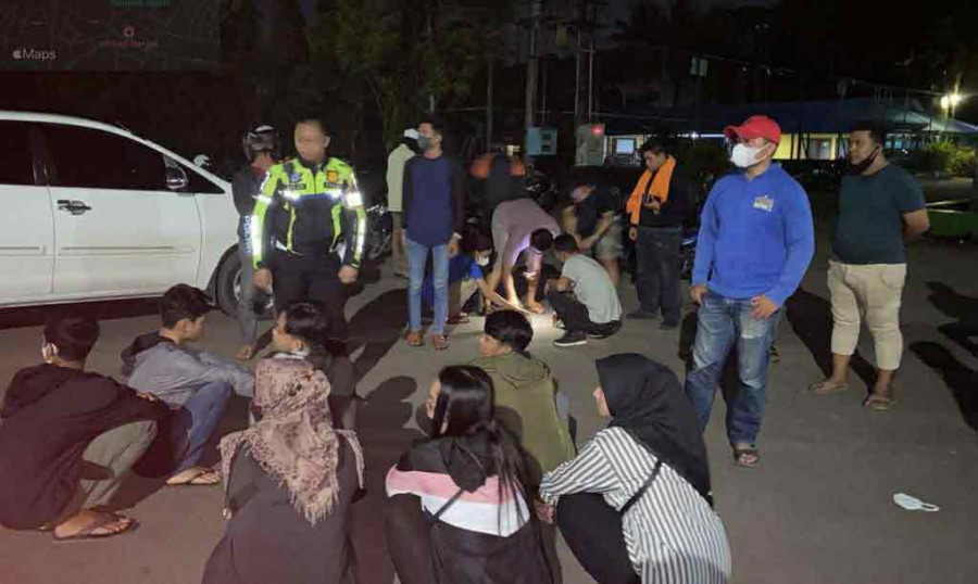 Remaja putra dan putri yang diamankan dalam aksi balapan liar Selasa (12/4) kemarin.