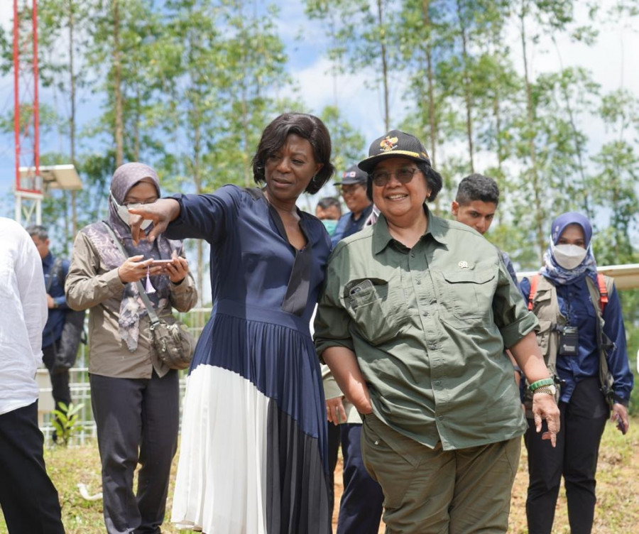 Menteri Lingkungan Hidup RI Siti Nurbaya Bakar Bersama Menteri Lingkungan Hidup Republik Kongo Arlette Soudan-Nonault saat berada di IKN beberapa waktu lalu. (antaranews)