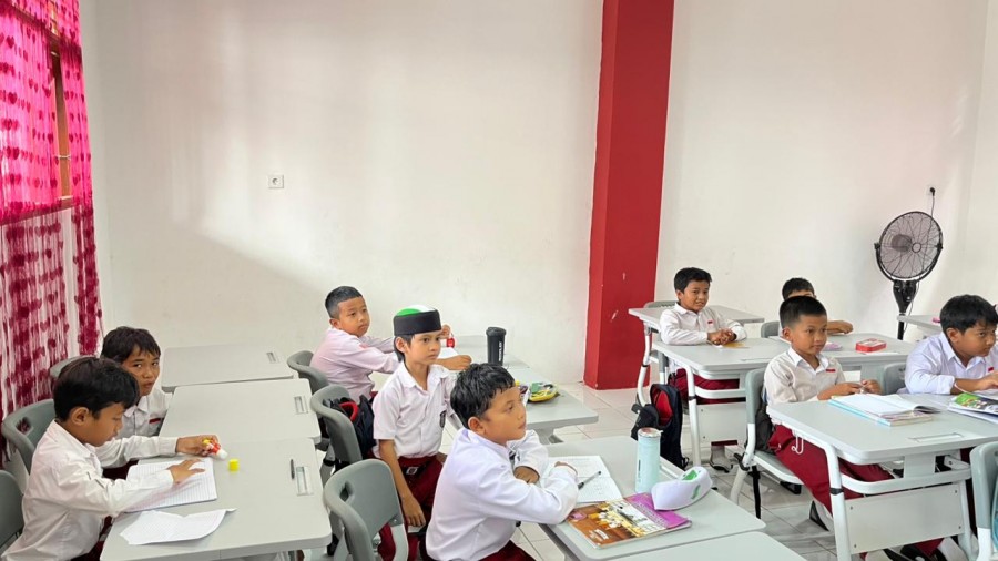 Suasana kegiatan belajar-mengajar di salah satu SDN di Samarinda. Pemkot Samarinda kini tengah mencermati kebijakan pemerintah pusat mengenai kabar penghentian guru honorer. (Ayu/KoranKaltim.com)