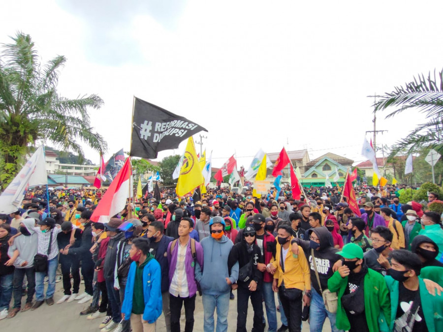 Ribuan masa memadati depan Kantor DPRD Kaltim (Faisal/Korankaltim.com)