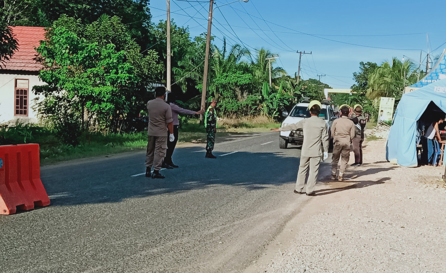 Pemeriksaan di salah satu Posko Perbatasan Kabupaten Paser. ( Foto: Dwi Cahyo/korankaltimcom)