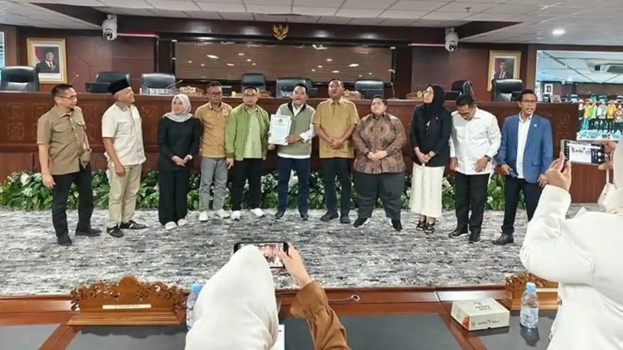 Penyerahan berkas enam fraksi yang tandatangani hak angket pada Senin (4/5/2026) malam.(Istimewa)