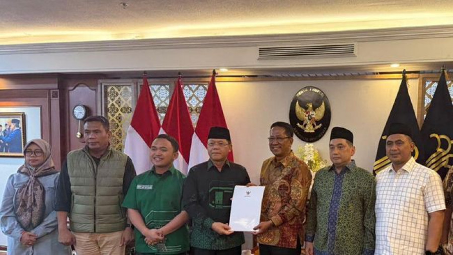 Menkum Supratman Andi Agtas menyerahkan SK Kepengurusan PPP dengan Ketum Mardiono dan Waketum Agus Suparmanto. (Istimewa)