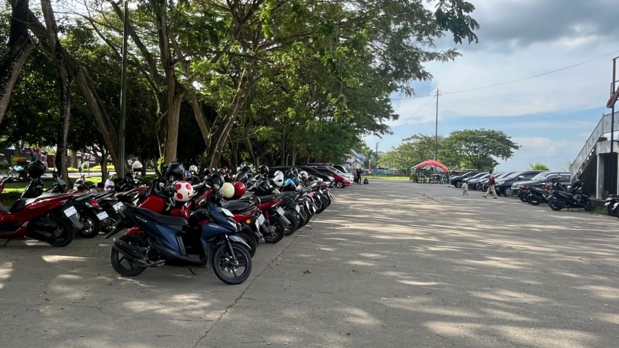 Parkiran Pulau Kumala Kecamatan Tenggarong dipadati oleh para pengunjung. (Foto: Muhammad Anshori/Korankaltim.com)