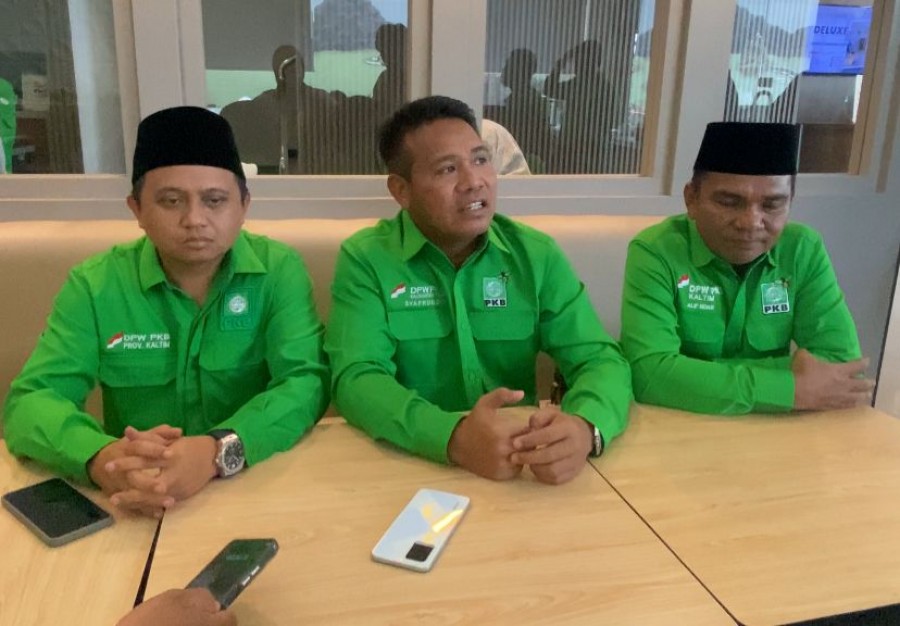 Ketua DPW PKB Kaltim, Syafruddin, bersama jajaran saat memberikan keterangan terkait UKK tahap 2 yang berlangsung.(Ainur/Korankaltim.com)