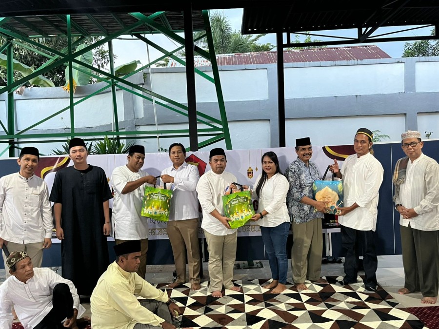 Ketua DPC Gerindra Bontang, Agus Haris saat memberi sambutan di acara buka bersama (Rahmadani/Korankaltim.com)