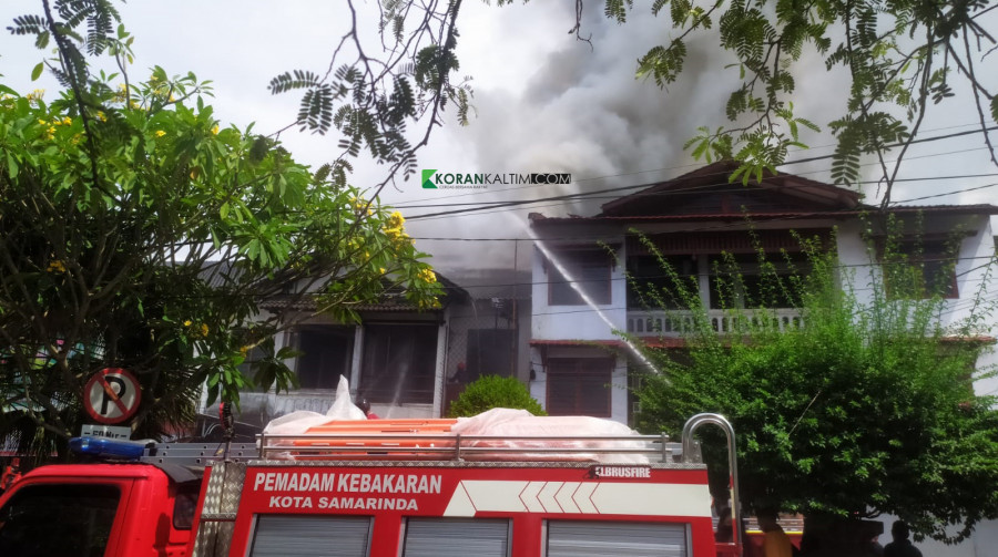 BREAKING NEWS: Ruko di Niaga Selatan Samarinda Diamuk Api, Kepulan Asap Masih Membumbung Tinggi