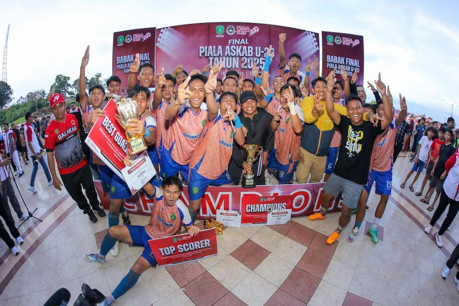 Camat Tenggarong bersama seluruh pemain saat merayakan juara (Foto: Ale/Korankaltim.com)