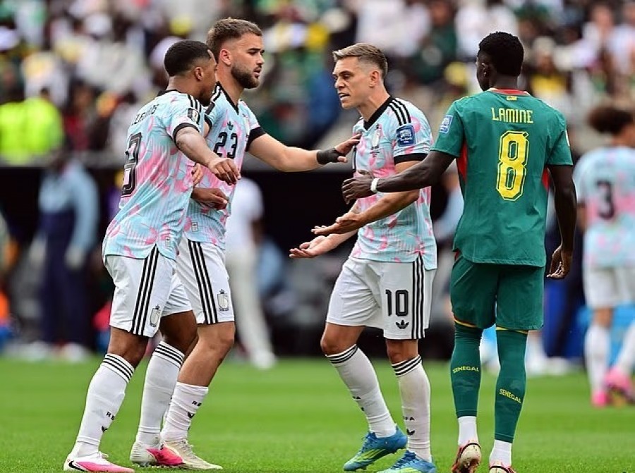 Youri Tielemans (kiri) sempat terlibat keributan dengan Leandro Trossard (kanan) dalam jeda babak pertama saat Belgia tertinggal 0-2 dari Senegal. (shutterstock)