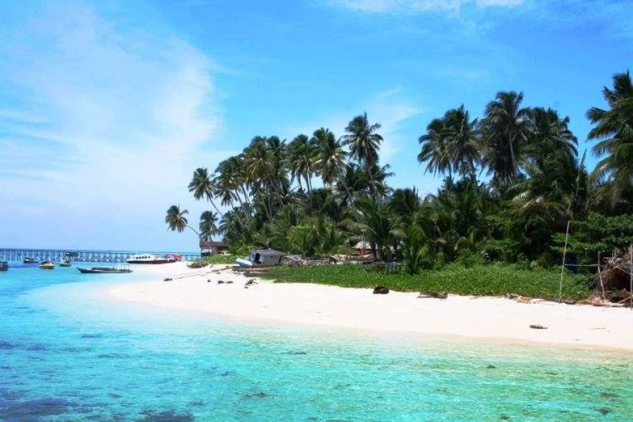 Pulau Derawan, air laut membuat pesisirnya tergerus dan dikhawatirkan terus terjadi kalau tidak segera ditangani.(Foto: idphotobookfacebook)