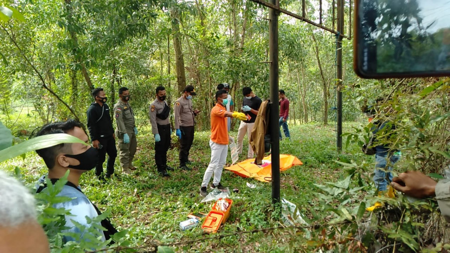 Mayat Diamankan Ke RSUD Taman Husada Bontang dan Petugas Melakukan Olah TKP Penemuan Mayat (Foto: Romi/Korankaltim.com)