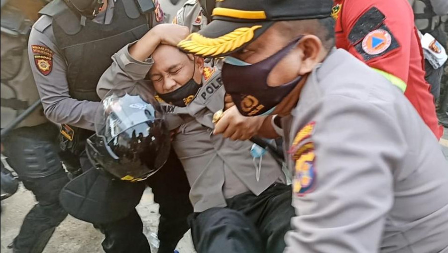 BREAKING NEWS!! Pecah Bentrok, Kapolresta Balikpapan Tersungkur