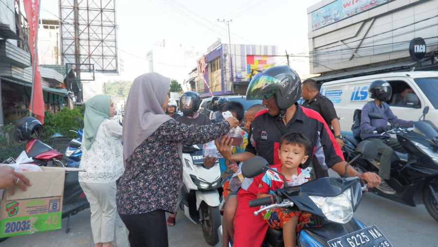 Karyawan Swiss-Belhotel Samarinda berikan Takjil ke masyarakat. (Foto: Istimewa)