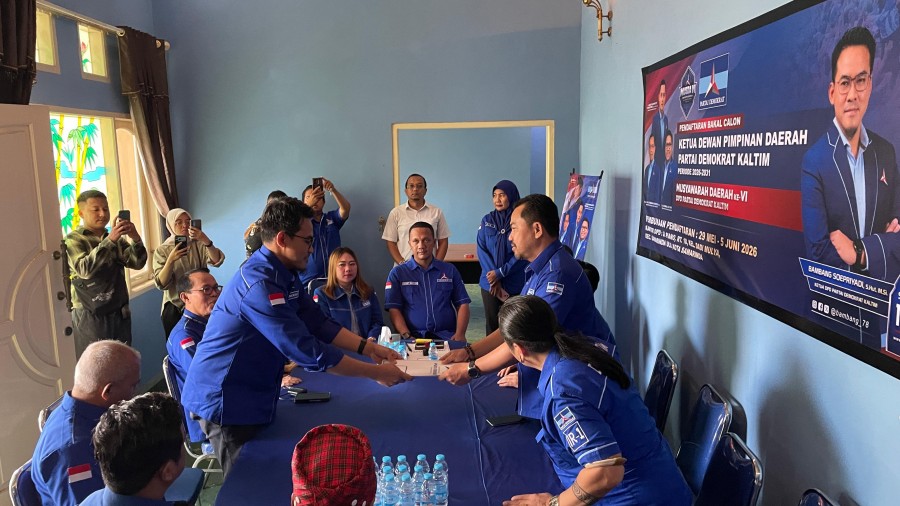 Plt Ketua DPD Partai Demokrat Kaltim, Bambang Soepriyadi, menyerahkan berkas pencalonannya untuk kembali duduk pada posisi tertinggi partai di Kaltim.(Ainur/Korankaltim.com)
