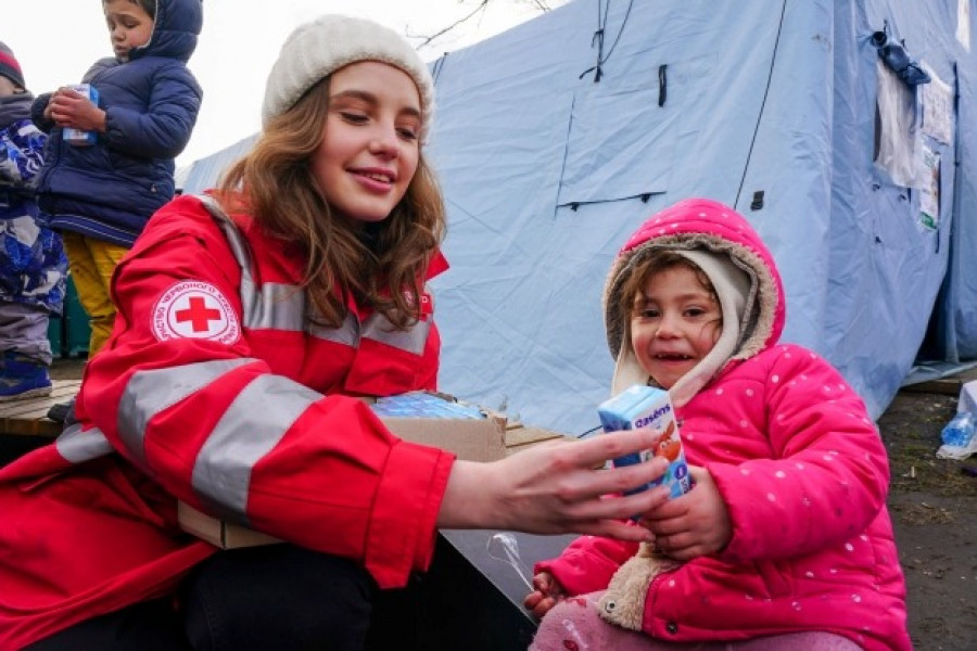 Di Kota Lviv, Palang Merah Membuat Anak-Anak dan Wanita Tersenyum Lagi Sejak Perang Rusia-Ukraina Melanda