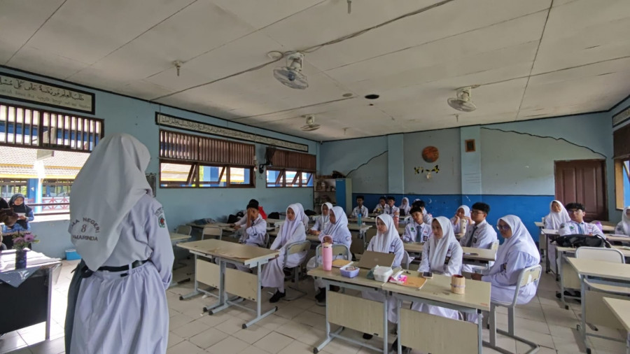 Komunitas Siswa Anti Perundungan saat melakukan sosialisasi dalam kelas senin (17/11/2025) (Adnan Abdul/KoranKaltim)