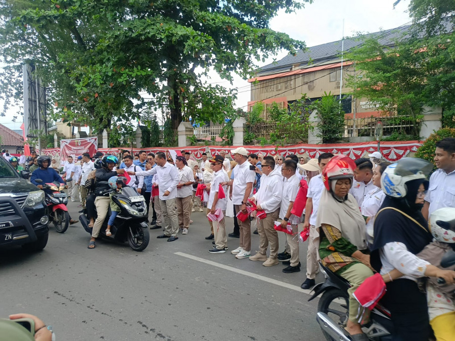 DPD Gerindra Kaltim dan DPC Kota Samarinda bagikan ratusan bendera di Taman Samarendah untuk peringati HUT ke-80 RI.(Ainur/Korankaltim.com)