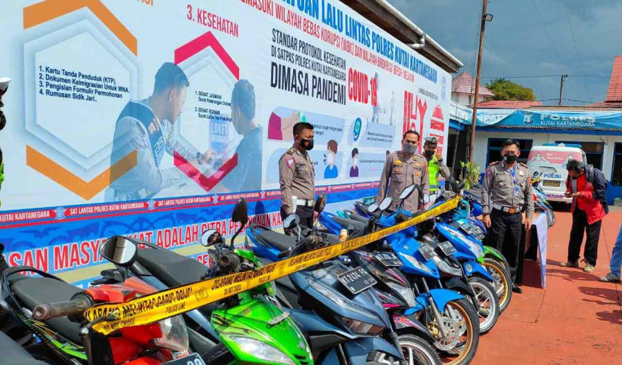 16 sepeda motor diamankan di Satlantas Polres Kukar, mulai dari terjaring saat balapan hingga pengendara di bawah umur. ( Foto: Dok.Korankaltim)