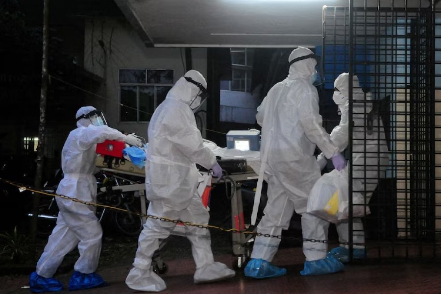 Petugas kesehatan India dengan alat pelindung diri lengkap layaknya masa Covid-19 saat menangani pasien yang terserang virus Nipah di negara bagian Benggala Barat. (reuters)