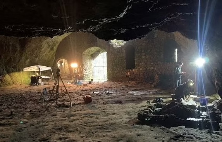 Gua di bawah Kastil Pembroke di Wales yang ditemukan tim arkeolog dan didalamnya pernah hidup Mammoth. (Foto: dailymail)