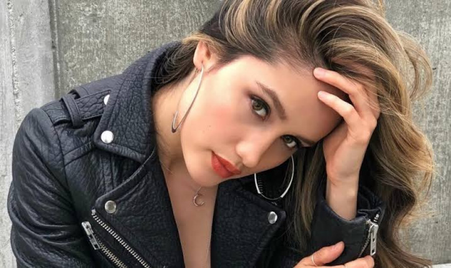 Cinta Laura Luncurkan Single Ketiga "It's You"
