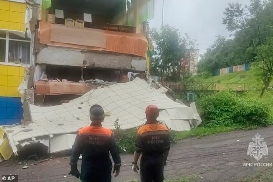 Petugas penyelamat Rusia menyaksikan gedung Taman Kanak-Kanak di negara tersebut yang runtuh setelah gempa terjadi pagi tadi. (apphoto)