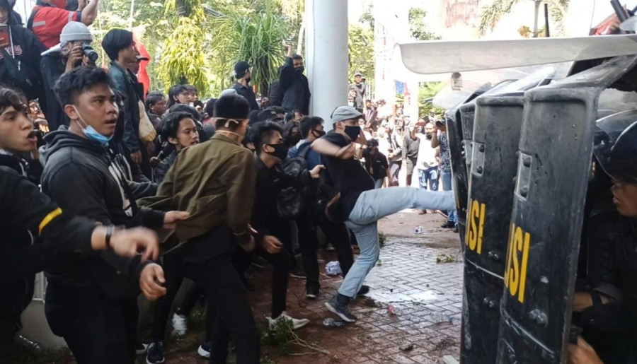BREAKING NEWS! Aksi Menolak UU Cipta Kerja di Balikpapan Ricuh, Batu dan Botol Air Mineral Beterbangan