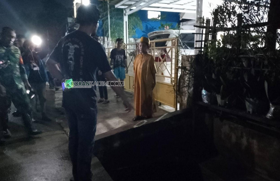 Fatur (11) rekan korban saat menunjukkan titik dimana awal korban bernama Toriq (8) terjatuh ke parit Senin (6/3/2023) hari ini. (Foto: Nancy/Korankaltim.com)