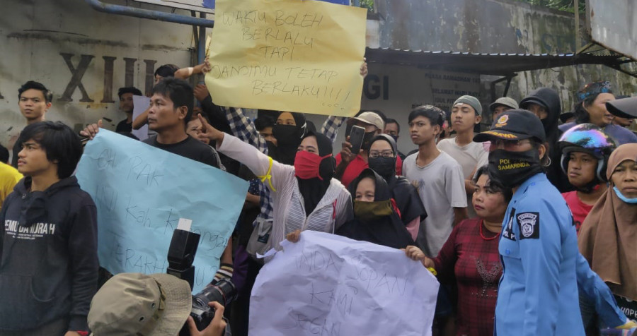 Protes massa yang menolak pembongkaran permukiman dibelakang Pasar Segiri (permata/koranoaltim.com)