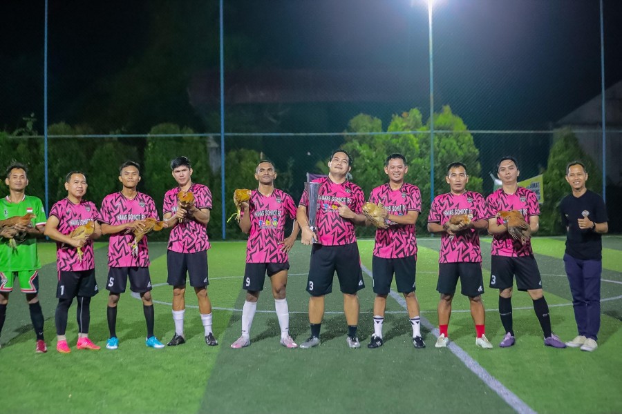 Tim juara yang meraih hadiah utama ayam kampung. (Foto: Heri/Korankaltim.com)