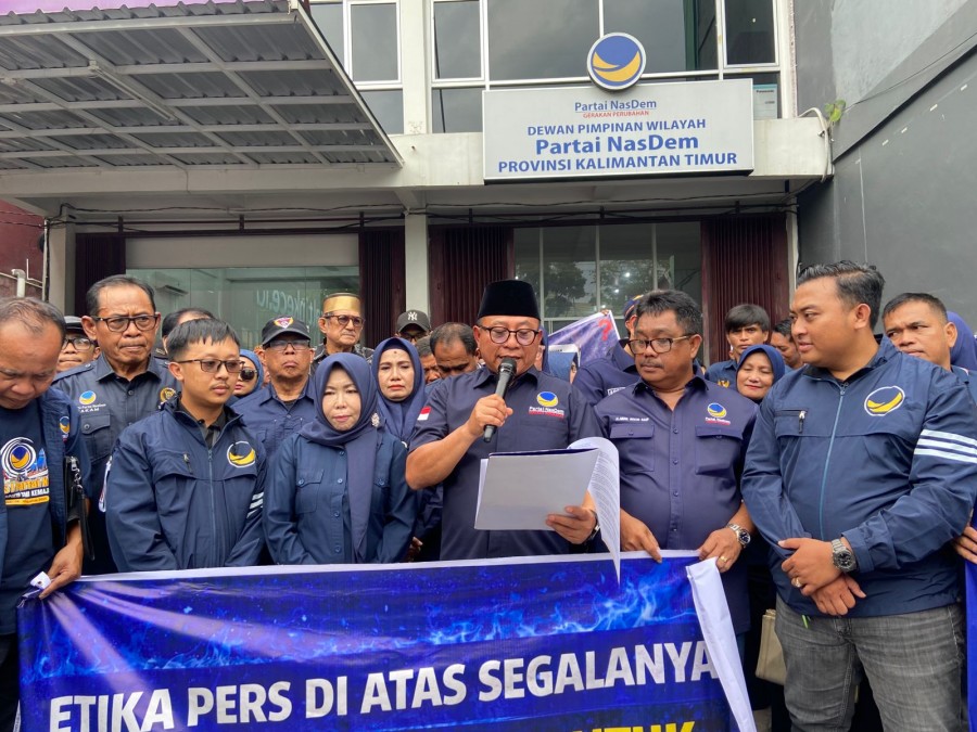 Jajaran kader dan pengurus NasDem provinsi dan kabupaten/kota se-Kaltim yang berikan dukungan penuh terhadap ketua umumnya, Surya Paloh. Berlangsung di Sekretariat DPW NasDem, Rabu (15/4).(Ainur/Korankaltim.com)