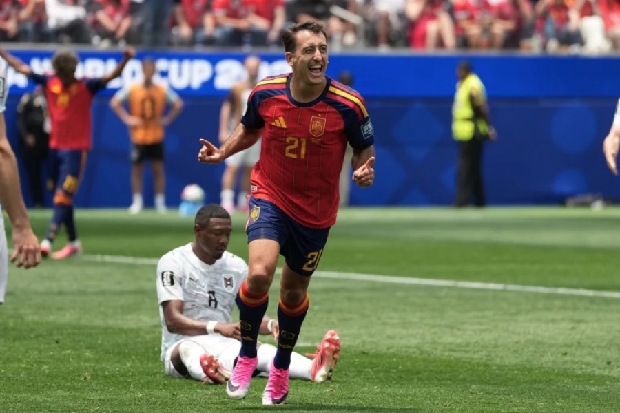 Mikel Oyarzabal, mencetak dua gol untuk Spanyol dalam kemenangan atas Austra dan memastikan La Furia Roja melaju ke 16 Besar. (apphoto/jaechong)