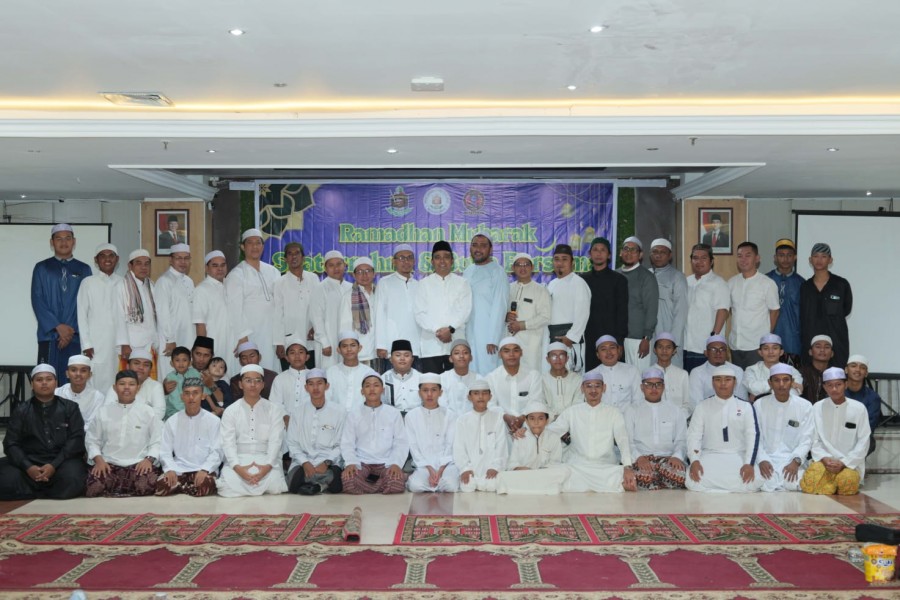 Jajaran alumni dan santri Al-Falah Banjarbaru berfoto bersama usai pelaksanaan rangkaian buka puasa bersama. (Foto: Ika Al-Falah)