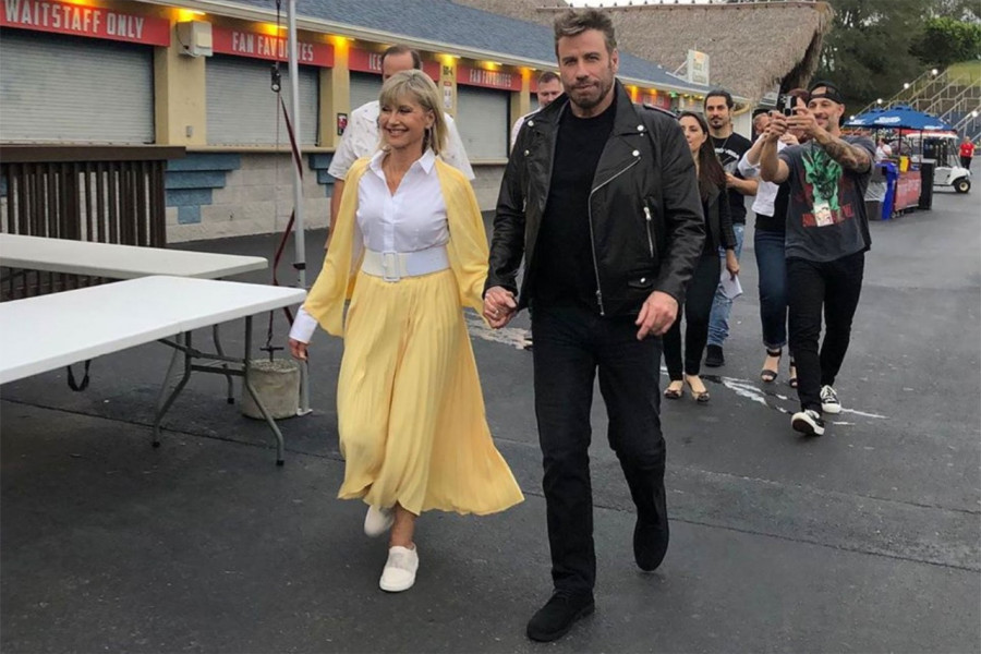 Momen terakhir kebersamaan Olivia Newton-John (kiri) bersama John Travolta, aktris dan aktor yang terkenal dengan film Grease di era 70-an silam. (thesun)