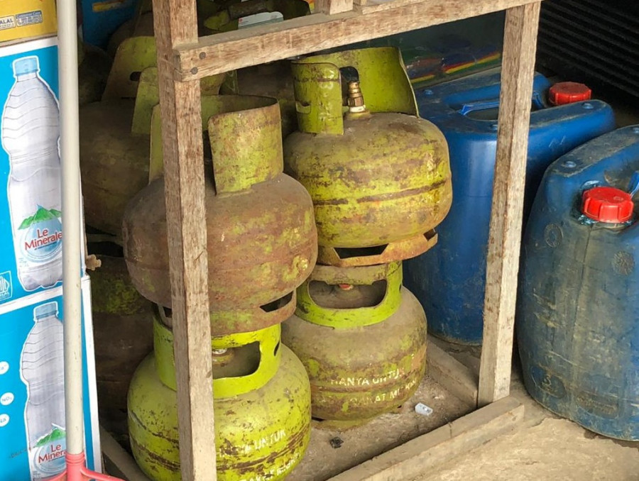 Tabung gas 3 kg di Tenggarong sudah dua hari ini sulit didapatkan. (Foto: Erlita/Korankaltim.com)