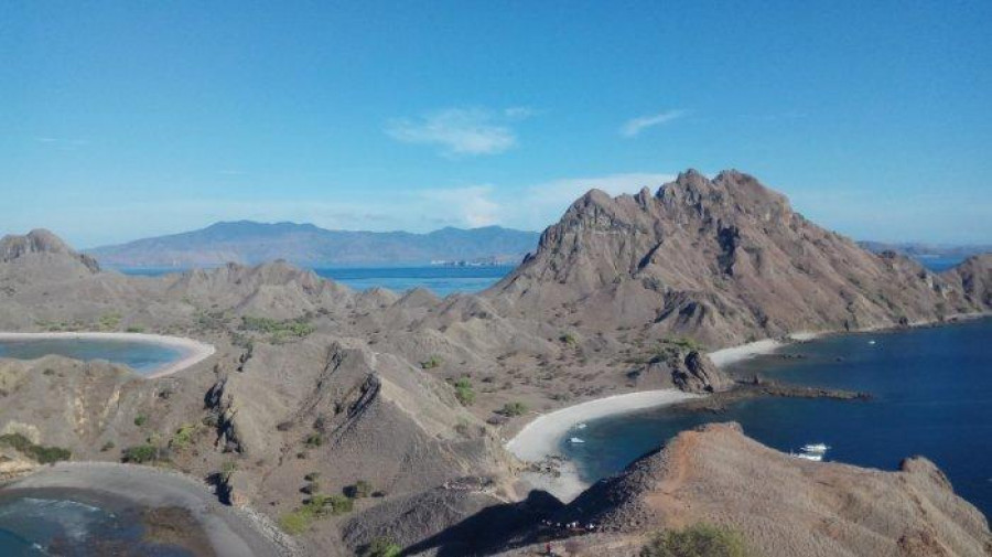 Keindahan alam puncak pulau Padar , di kawasan Taman Nasional Komodo (TNK), di Manggarai Barat, NTT. (Foto: Istimewa/Balai Taman Nasional Komodo)